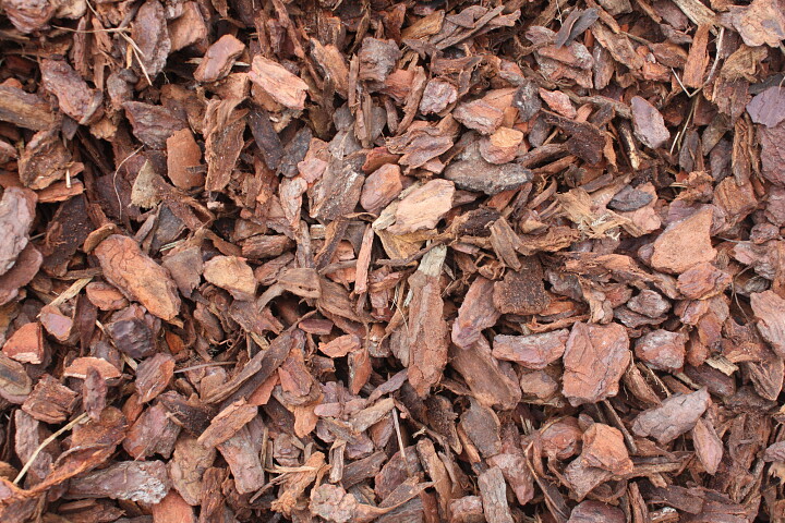 boomschors als afdekmateriaal in de tuin
